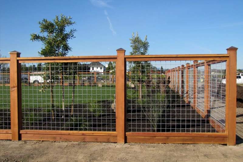 Hog Wire Fence Ideas Hog Wire Fence, Welded Wire Fence, Brick Fence, Front Yard Fence, Diy Fence, Farm Fence, Fence Art, Fence Landscaping, Cedar Fence