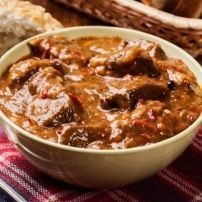 Dit is echt een hemelse Indonesische kipschotel. Dit gerecht is vreselijk lekker dankzij de saus en marinade. Traditioneel wordt dit gegeten met gekookte witte... Slow Cooker Recipes Family, Crock Pot Recipes, Slow Cooker Meat, Beef Stew Crockpot, Beef Stew Recipe, Cooking Recipes, Tajin Recipes, Moroccan Beef, Gastronomia