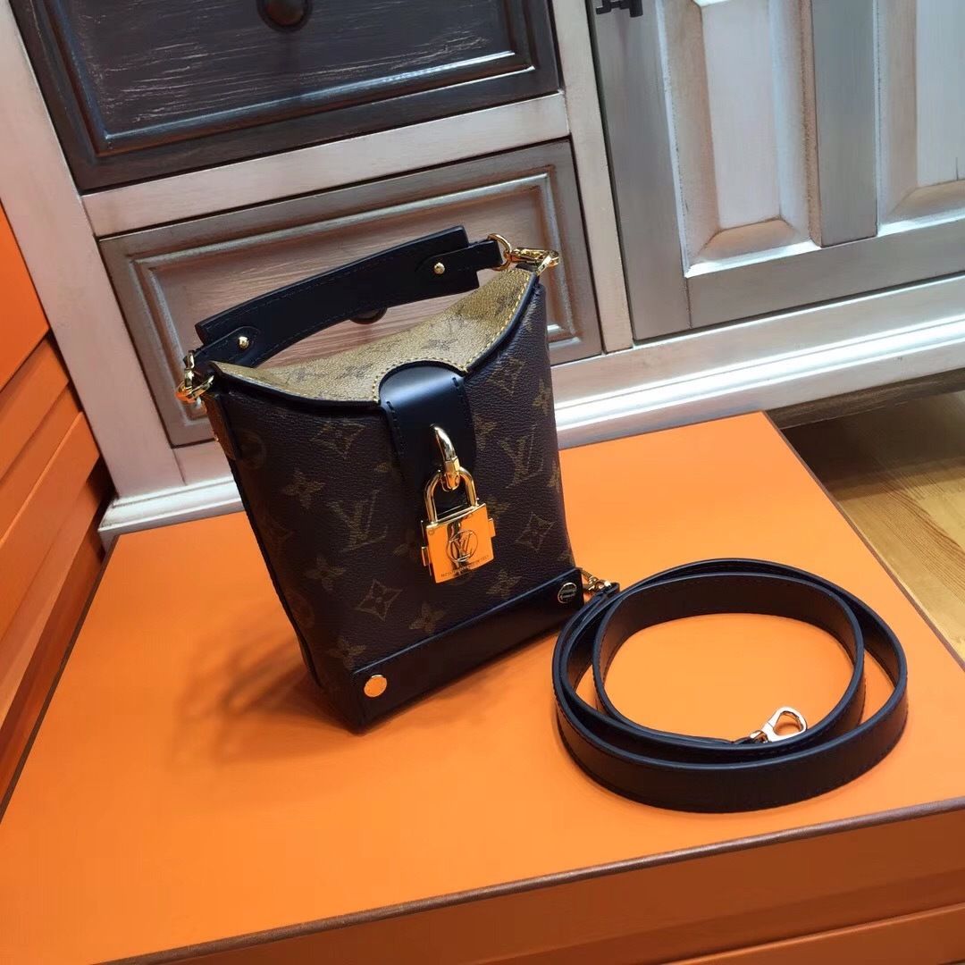 Louis Vuitton BENTO BOX M43518 Louis vuitton, Bento box, Louis