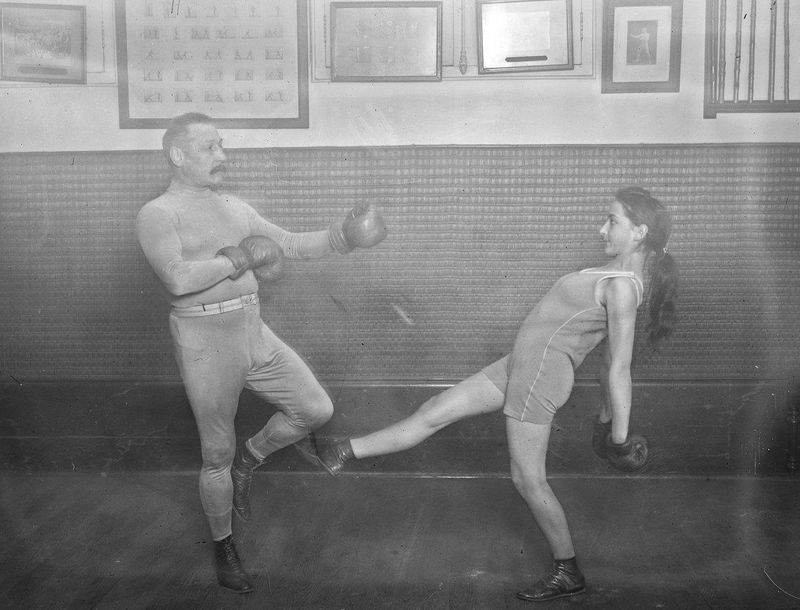 Charles Charlemont le professeur de boxe française entraînant une femme, Agence Rol, 1921 http://gallica.bnf.fr/Search?ArianeWireIndex=index&lang=FR&q=Charlemont+boxe+femme&x=0&y=0&p=1&f_typedoc=images Savate, Catch Wrestling, Vintage Boxer, Self Defense Women, Shotokan Karate, Art Of Fighting, Combat Training, Boxing Girl, Gifs