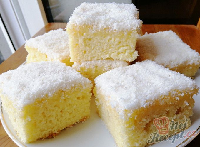 Sněhová vločka - fantastický hrnkový kokosový koláček se šlehačkou | NejRecept.cz Coconut Cookies, Coconut Cake, Coconut Cream, Healthy Cake, Healthy Dessert Recipes, Lemon Desserts, Cake Desserts, Hazelnut Cake, Coffee Cake Recipes