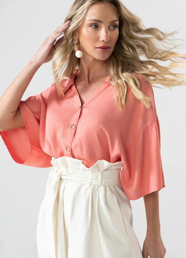 Camisa Feminina Classic. Desenvolvida Em Viscose Rajada, Modelagem Ampla, Decote Frontal Em V E Fechamento Em Botões. A Elegância E Conforto Que Faltavam Para Os Seus Looks Da Estação, Escolha A Sua Cor Preferida E Aposte! Ideias Fashion, Ruffled, Ruffle Blouse, Long Sleeve, Sleeves, Women's Top, Products, Woman Shirt, Modeling