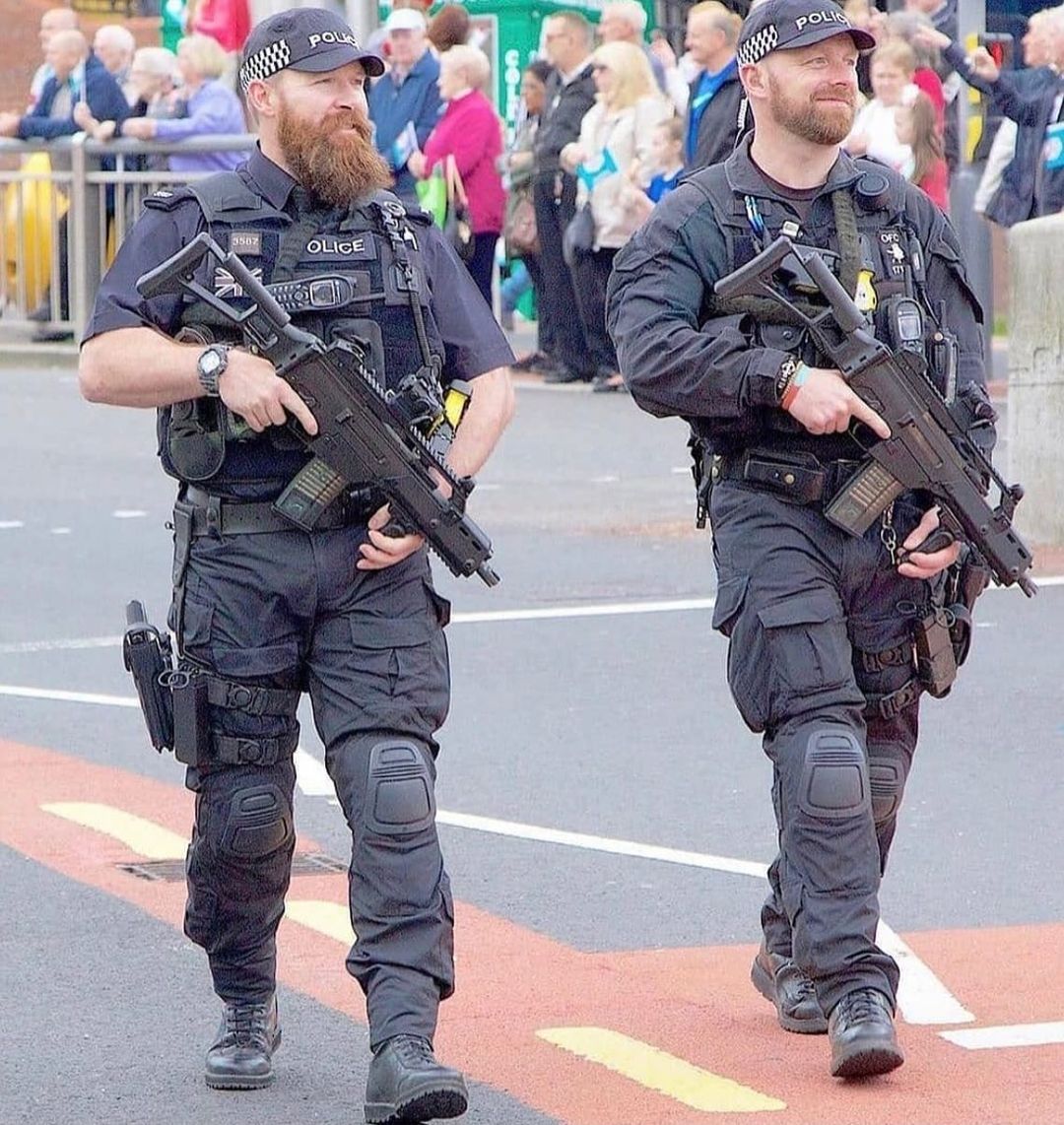 ボード「Armed Police UK」のピン