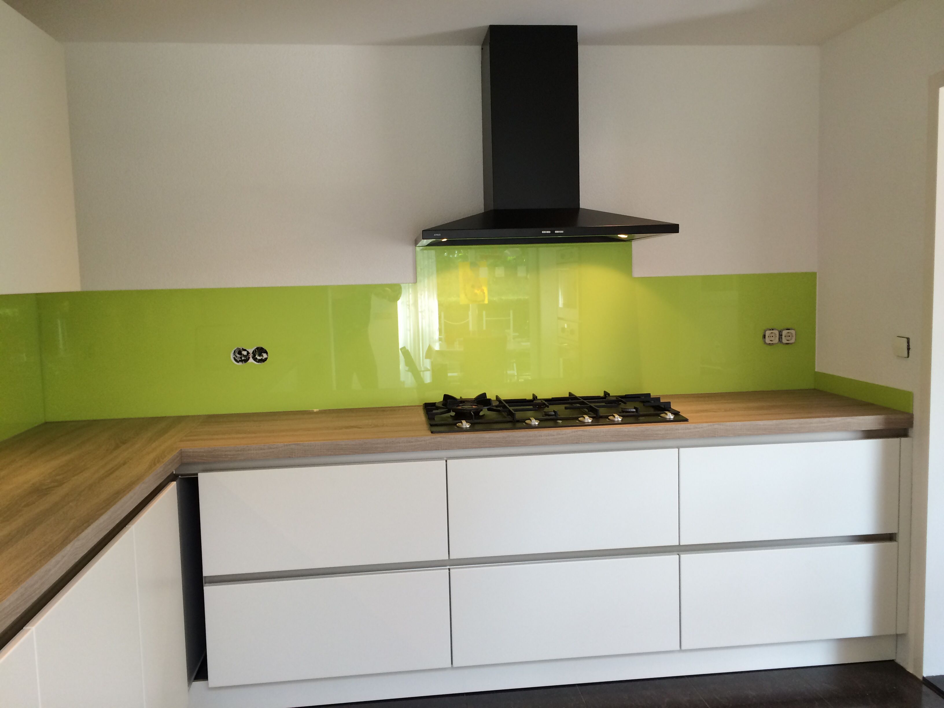 Uit 1 plaat gemaakt glazen achterwand | Keuken achterwand ...