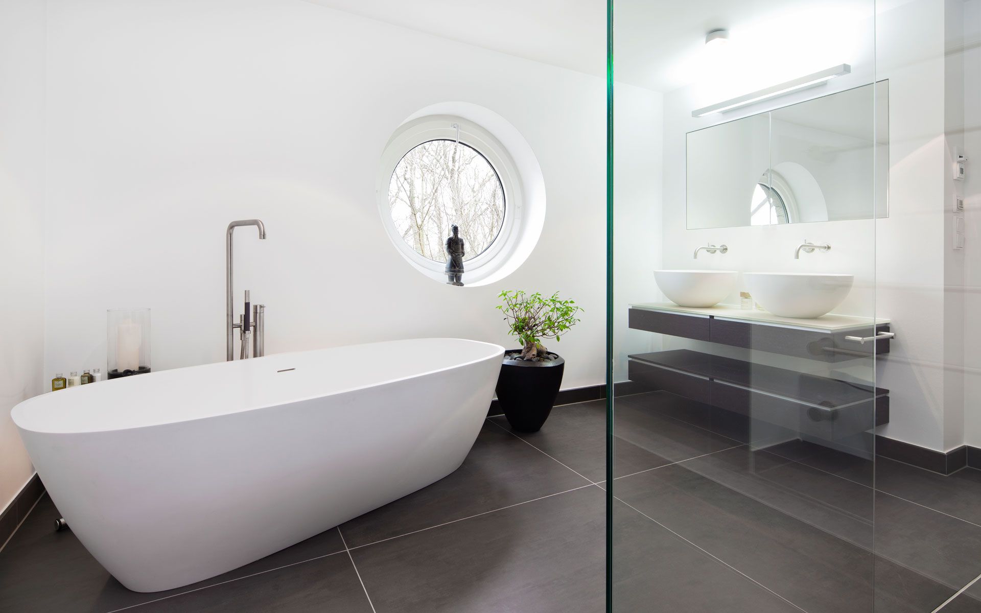 Puristisches Bad in grau und weiß Badkamer, Interieur, Bad Puristisches Bad in grau und weiß Badkamer, Interieur, Bad
