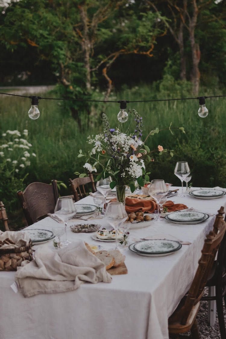 my scandinavian home: A Beautiful Midsummer's Eve Table Summer Garden, Summer House, Midsummer's Eve, Swedish Traditions, Italian Farmhouse, Outdoor Dinner Parties, Different Seasons, Living Styles, Scandinavian Home