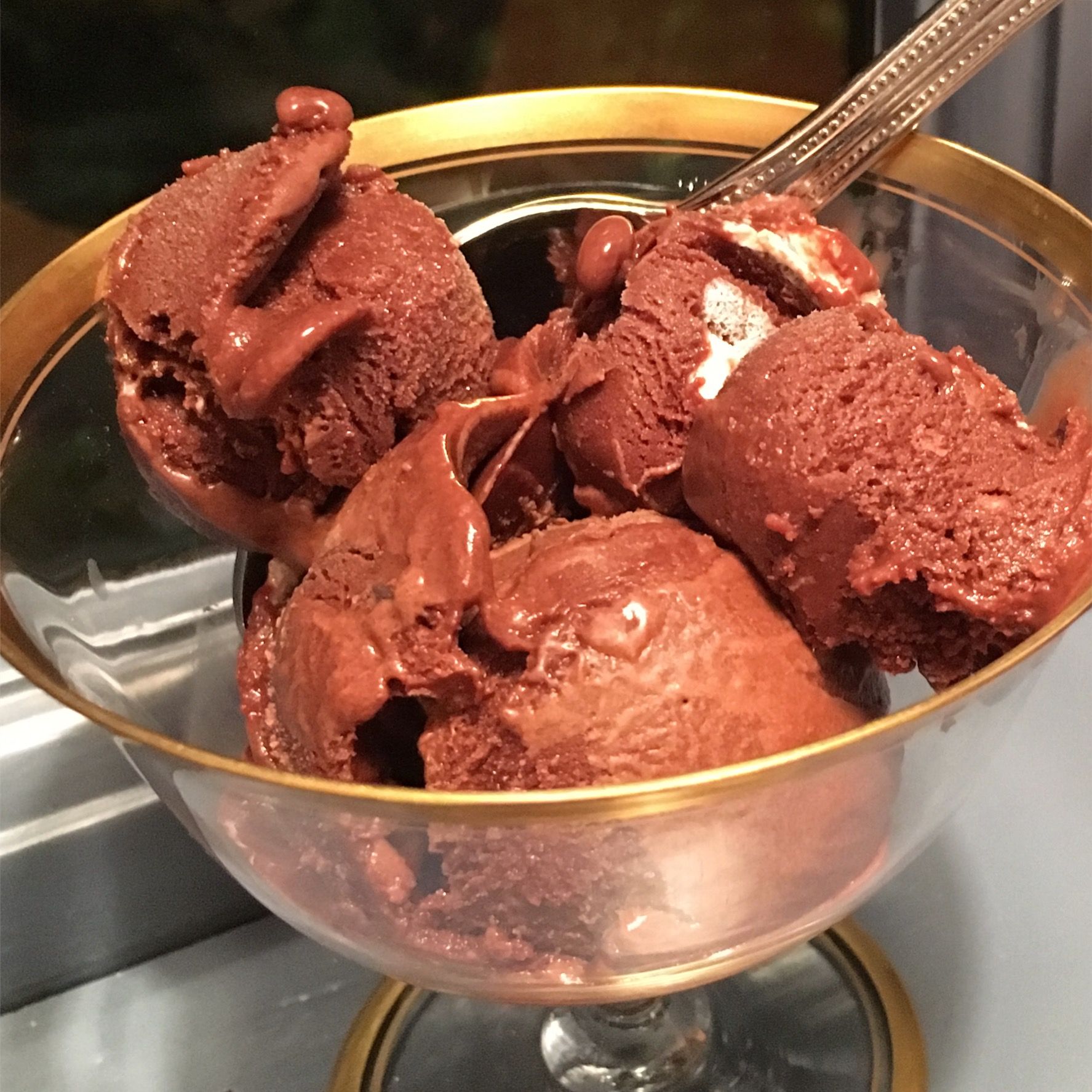 FROZEN HOT COCOA & MARSHMALLOW ICE CREAM Chocolate Buttercream, Chocolate Ice Cream, Baskin Robbins, Mini Marshmallows, Icecream, Hot Cocoa, Cocoa Powder, Frozen, Flavors