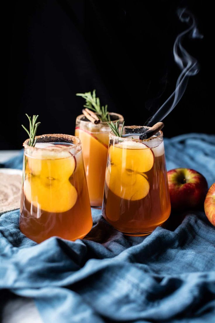 Wonderful Cocktail Idea for Thanksgiving Mezcal Cocktails, Cointreau Cocktail, Cocktail Margarita, Cocktails To Try, Cider Cocktails, Tequila Drinks, Holiday Cocktails, Thanksgiving Cocktails, Thanksgiving Dinner