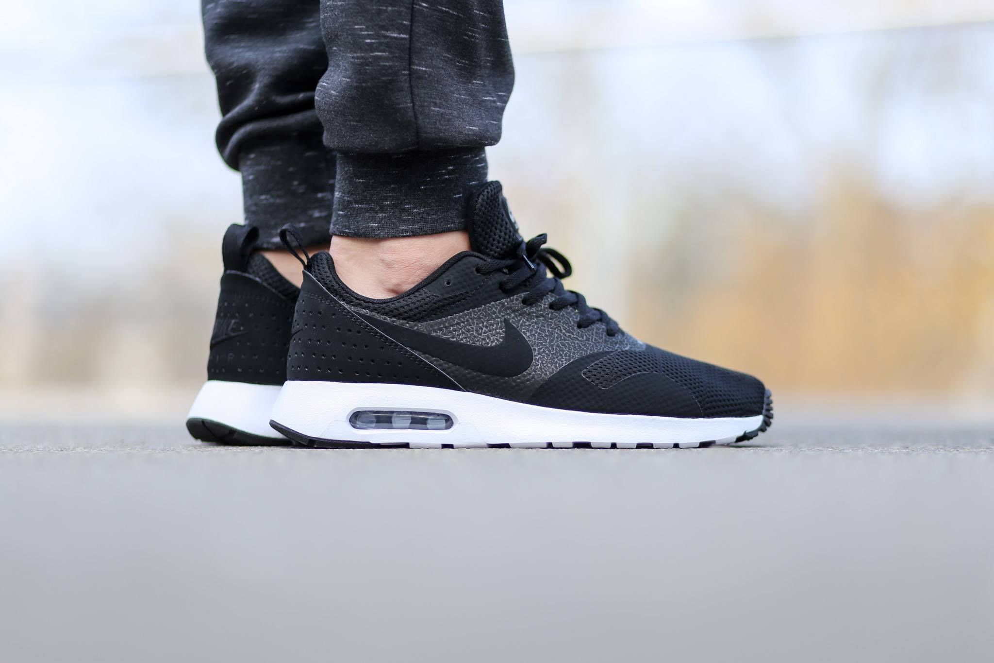 mens nike air max tavas all black mens nike air max tavas all black