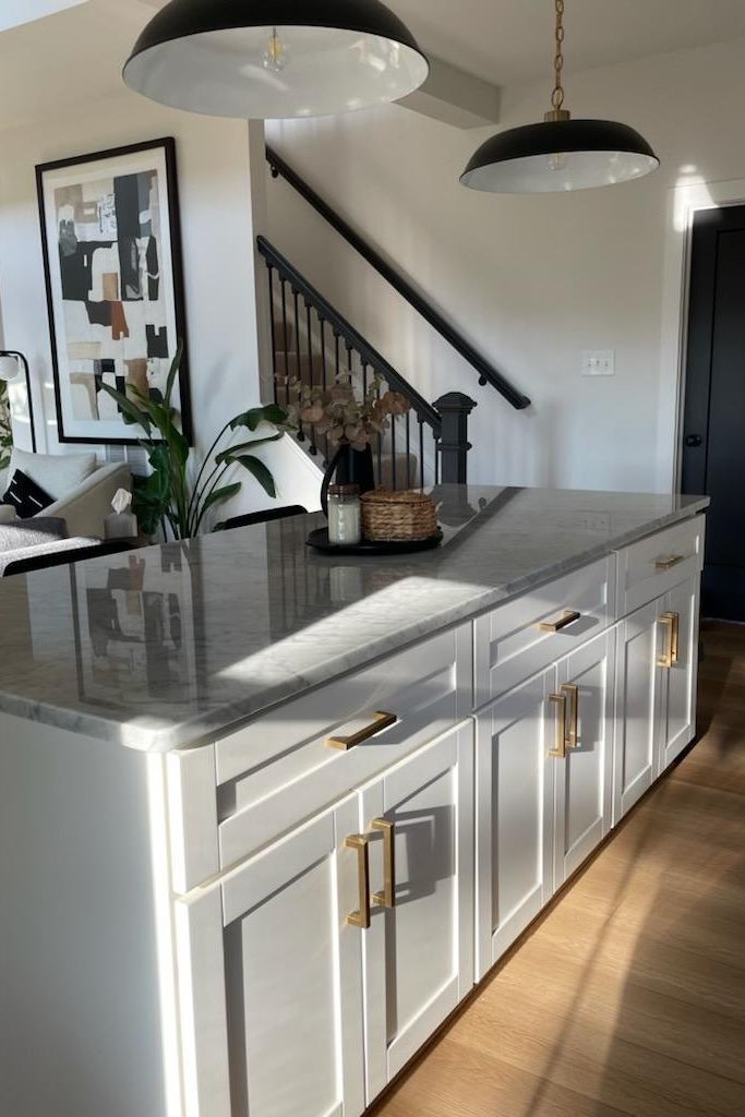Here's some sunny Malibu White for you on this lovely Friday morning! These bright, exuberant Shaker Cabinets take center stage in this Cape Cod kitchen renovation. 📸 @shannonragusa, designer @melomelomarket (IG) #CabinetsToGo #CTG #WowWorthy #HomeDesign #HomeInspo #HomeInspiration #HomeRenovations #KitchenDesign #KitchenInspo #DesignInspo #InteriorDesign #Trending #ShakerCabinets #MalibuWhite Home Decor Kitchen, Modern Kitchen, Home Kitchens, Kitchen Design, Kitchen Furniture, Kitchen Living, Furniture Ideas, Living Room, Dream House Interior