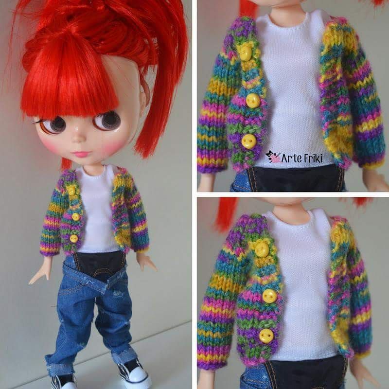 42 Me gusta, 1 comentarios - Arte Friki Dolls (@artefrikidolls) en Instagram: "Rainbow jacket ❤️ . . . #pullip #pullipdoll #artefrikidolls #knitting #knittingsweater #blythe…" Knit Outfit, Handmade Design, Blythe Dolls, Crochet Clothes, Doll Clothes, Knit Crochet, Knitted Sweaters, Rainbow, Disney Princess