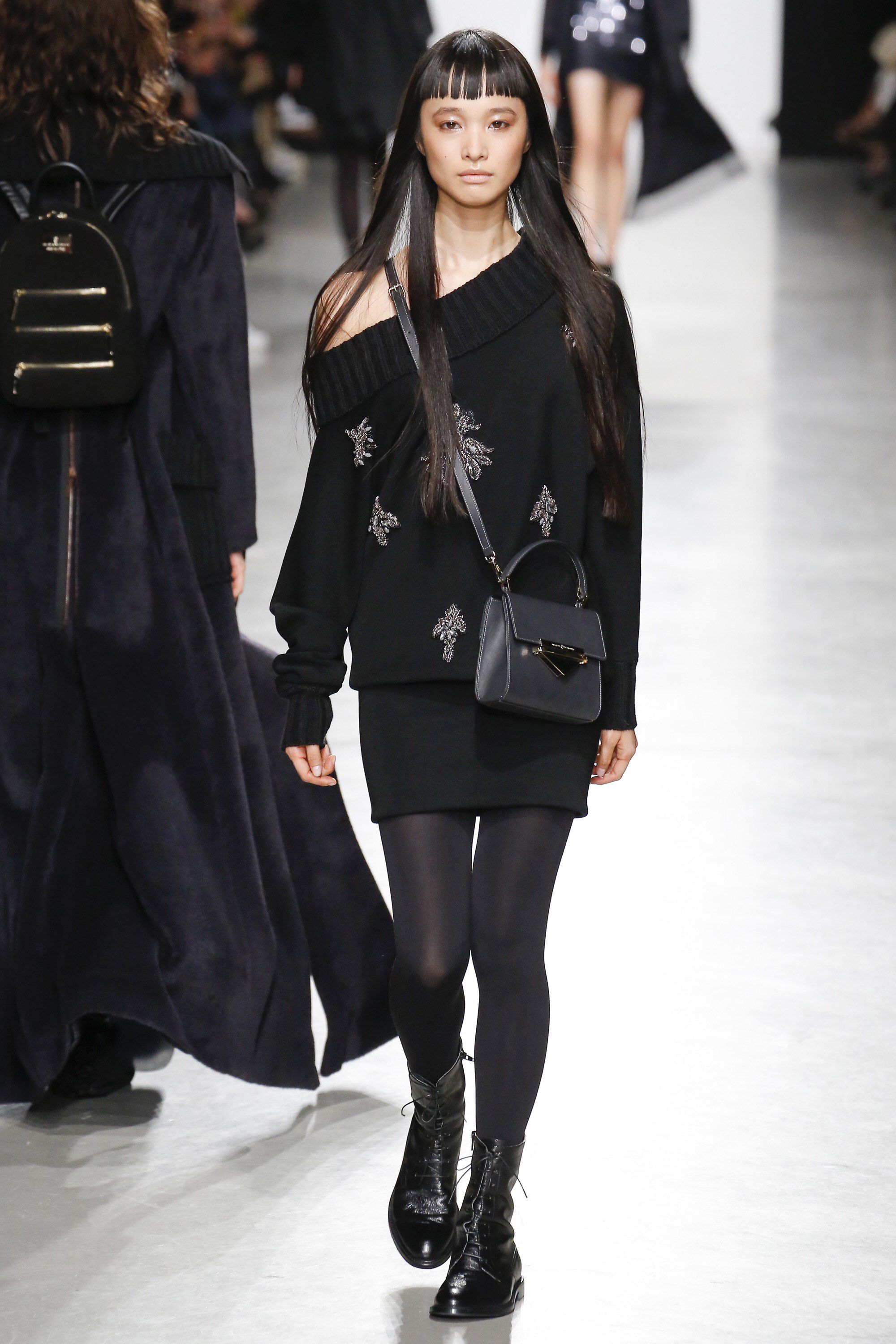 Valentin Yudashkin Fall 17 Ready To Wear Fashion Show Fashion Paris Fashion Week Ready To Wear Valentin Yudashkin Fall 17 Ready To Wear Fashion Show Fashion Paris Fashion Week Ready To Wear