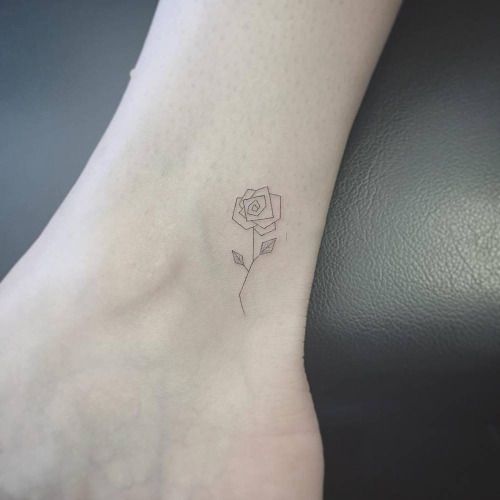 Tatuaje de una rosa de estilo poligonal situado en el interior - tatuajes de rosas Tatuaje de una rosa de estilo poligonal situado en el interior - tatuajes de rosas