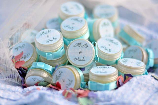 Bálsamos labiales personalizados para las invitadas más coquetas. #Blog #Innovias Boda Diy, Wedding Favours, Paula, Lip Balm, Wedding Planner, Wedding Photos, Favors, Merchandise, Diy Crafts