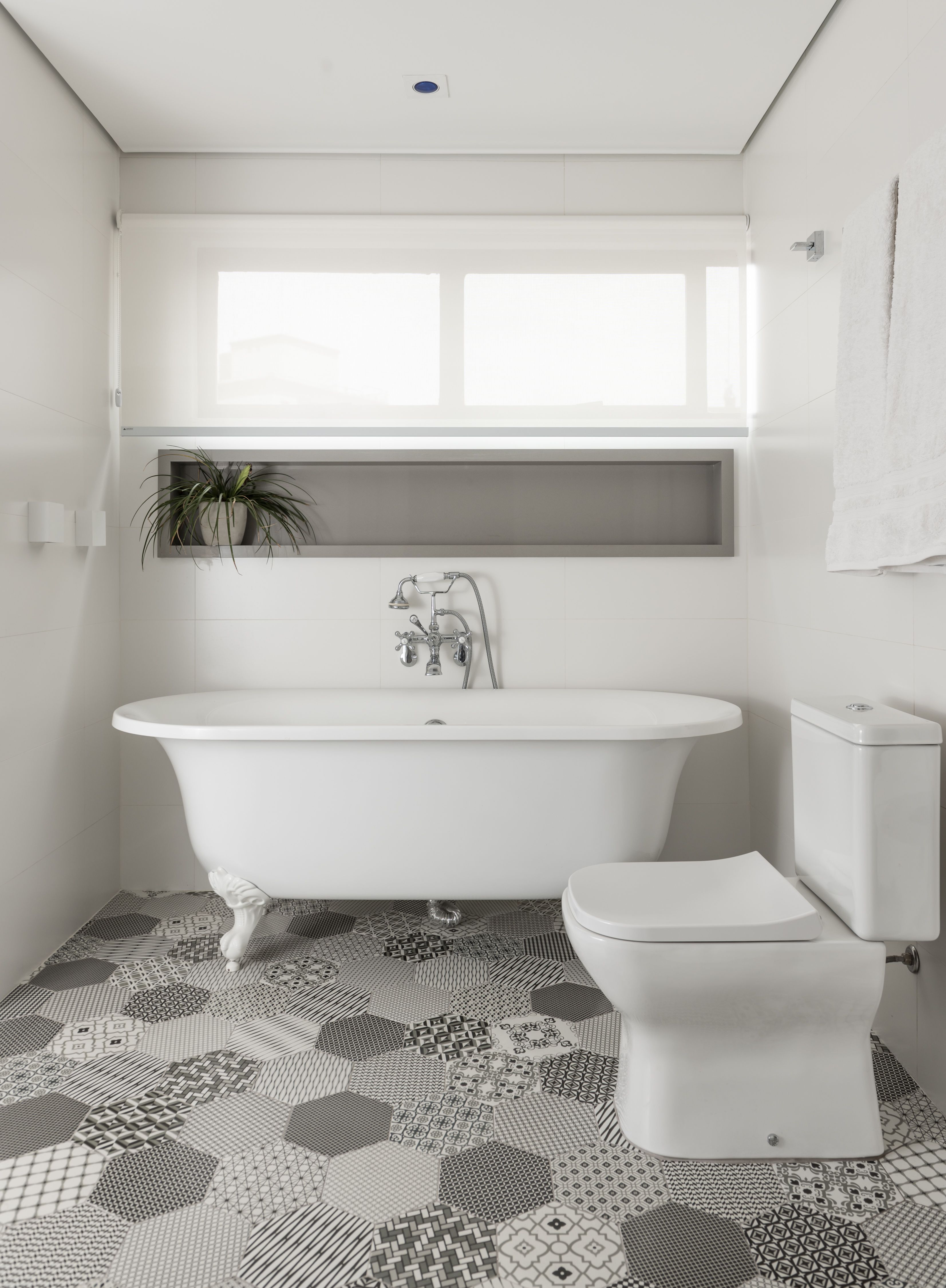 Banheiro com banheira e nicho em pedra. Cuba, Clawfoot Bathtub, Bathroom, Toilet Room, Standing Bath, Laundry Room, Arquitetura, Interiors, Bathroom Sinks
