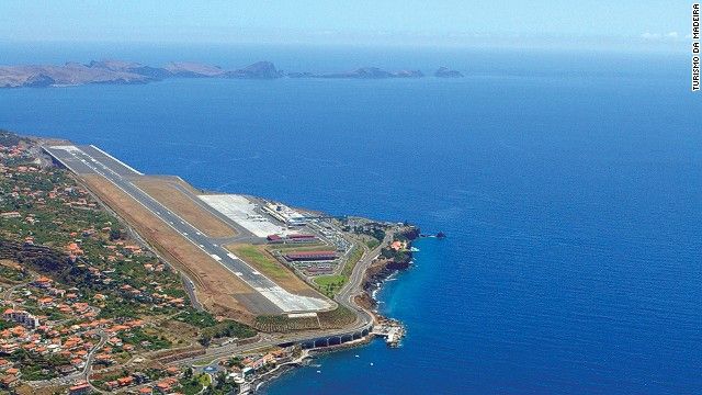 Landing At This Tiny Strip Clinging To The Coast Of Madeira Will Have You Reaching For The Fortified Wine 滑走路 Landing At This Tiny Strip Clinging To The Coast Of Madeira Will Have You Reaching For The Fortified Wine 滑走路
