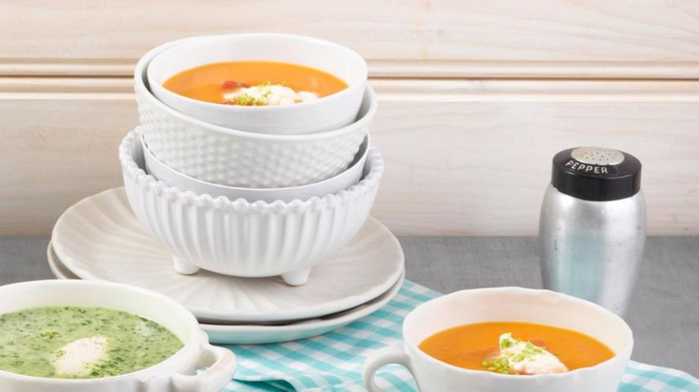 Kalte Tomatensuppe mit Grapefruit-Sahne | Recipe | Ramekins, Brigitte