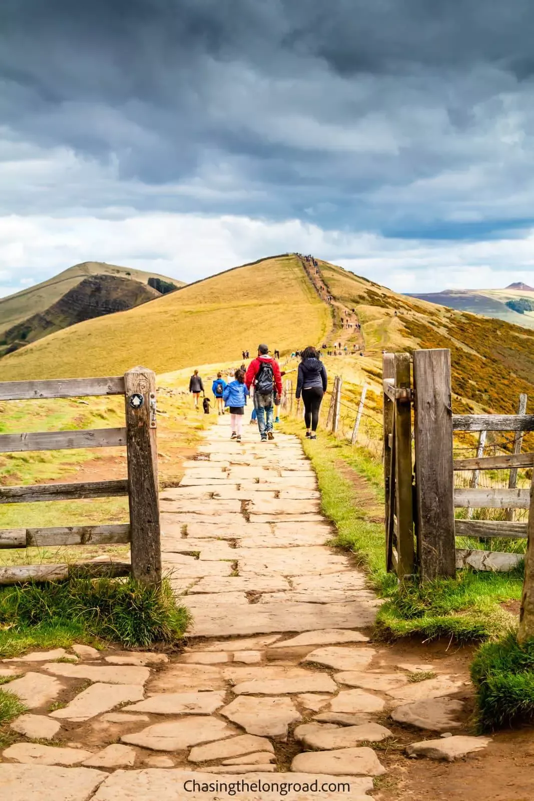 Peak District, England: 14 Unmissable Things to Do + Best Walks + Map Blue John Cavern, Peak District England, Road Trip Uk, Derwent Valley, England Travel Guide, England Photography, Visiting England, Uk Travel, Travel Tips