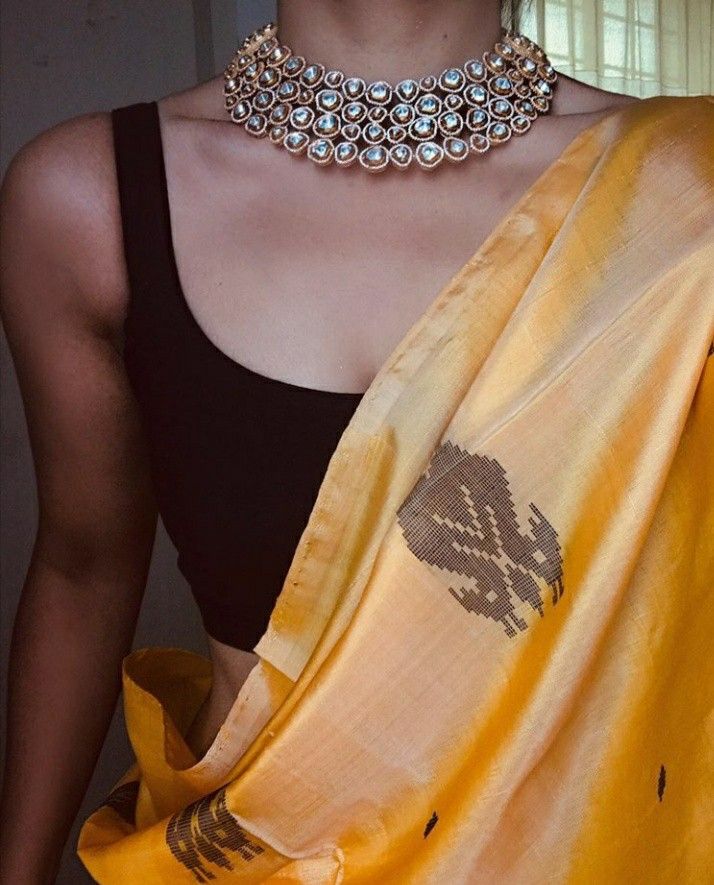 Choker with white stones #elegant #jewelry #choker #gold #style #Indian #saree #traditional #indo-western Maya Ali, Trendy Sarees, Stylish Sarees, Dress Indian Style, Indian Fashion Dresses, Saree Fashion, Bollywood Fashion, Street Style Trends, Tokyo Fashion