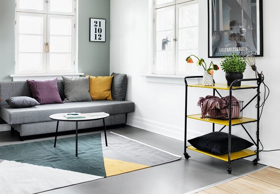 Stue med sofa hjørne med gråt linoleumsgulv, grå sofa, farverige ... Stue uden sofa