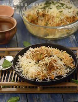 A reminder of the opulence of the Nawabs, the Kabuli Chana Kofta Biryani is a royal treat that pampers you with every mouthful! Fried Fish Recipes, Veg Recipes, Indian Food Recipes, Vegetarian Recipes, Cooking Recipes, Healthy Recipes, Cooking Tips, Rice Dishes, Food Dishes