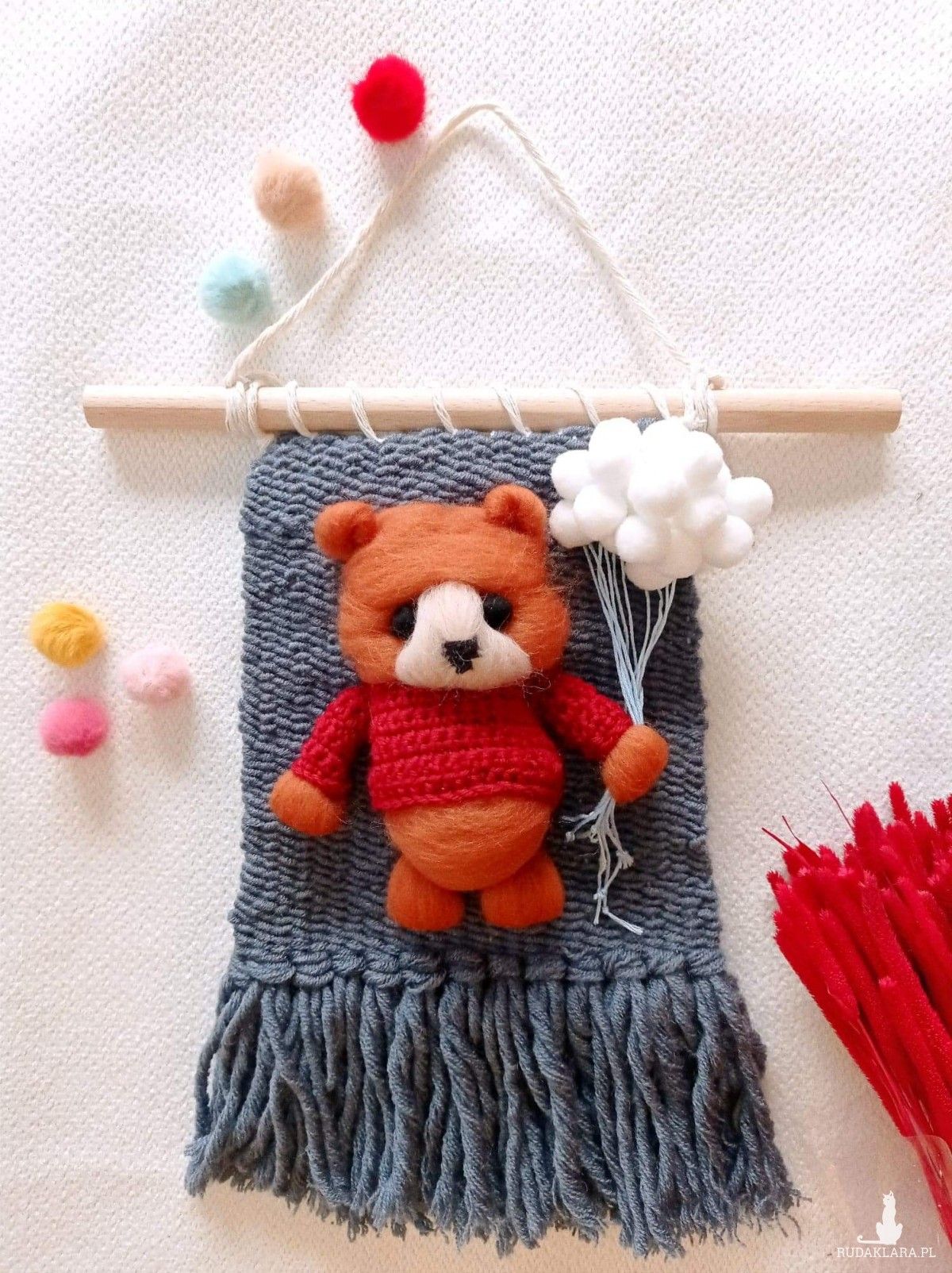 Dekoracja ścienna z misiem makatka miś puszysta zawieszka do pokoju dziecka Baby Mobile, Crochet Necklace, Weaving, Collection, Loom Weaving, Crocheting, Knitting, Hand Spinning, Soil Texture