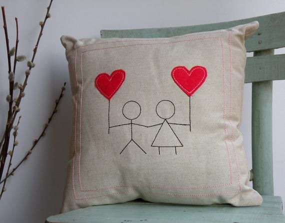 Artículos similares a Día de San Valentín, funda de almohada, con motivos de corazón, lino crudo, apliques y bordados almohada tamaño 16