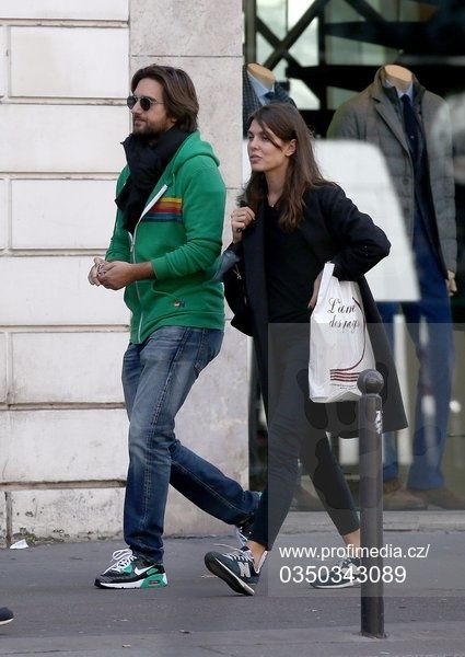 Charlotte Casiraghi et Dimitri Rassam se promčnent dans Saint Germain des Pres avant de rentrer a leur nouveau domicile commun.