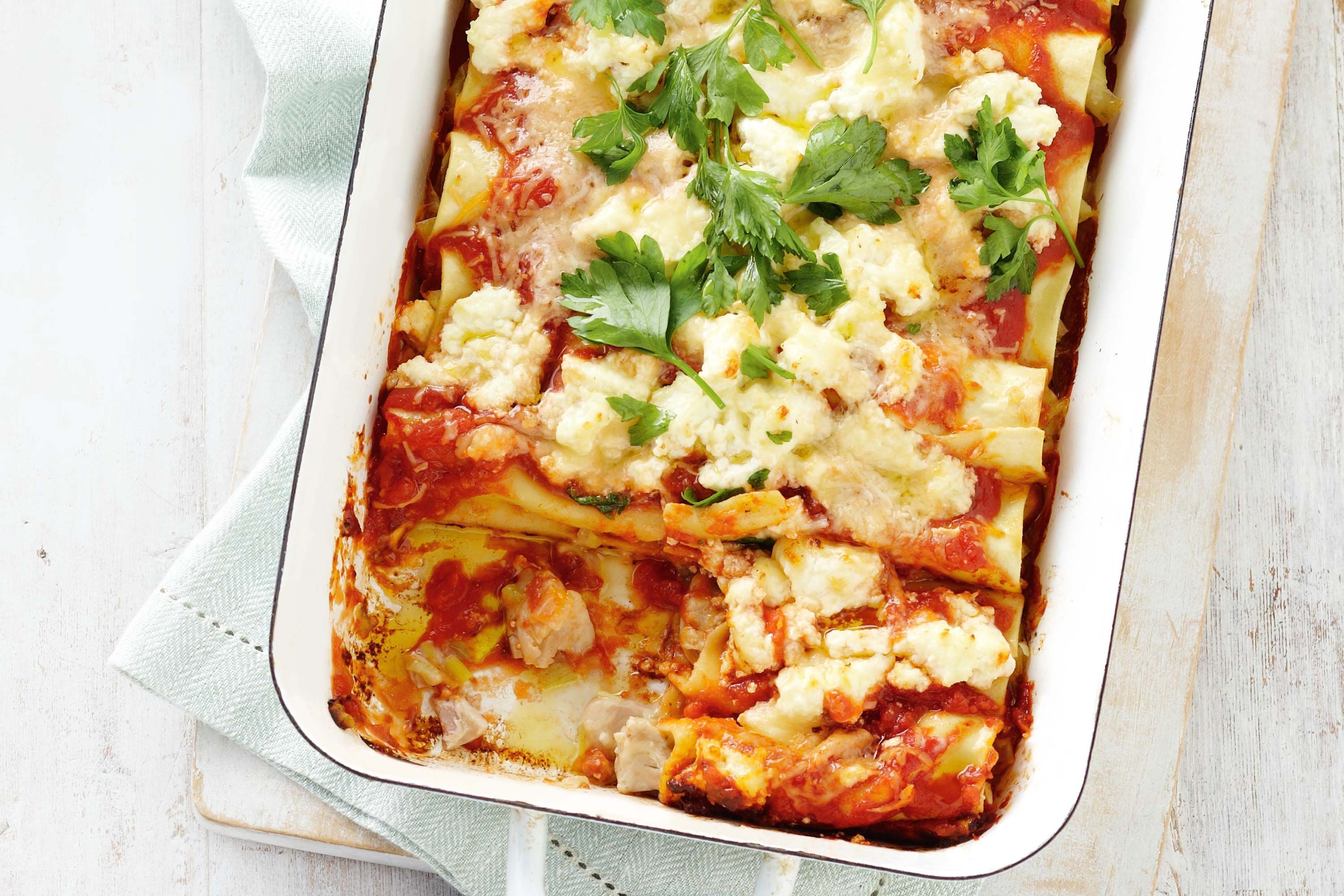Prepare a hearty family meal of chicken and leek cannelloni. It's freezer-friendly so you can make it now for later in the week. Hearty Family Meal, Family Dinner, Family Meals, Freezer Friendly Meals, Freezer Meals, Freezer Burn, Dump Dinners, Freezable Meals, Freezer Recipes