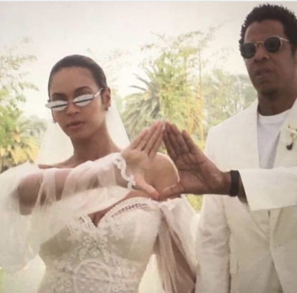 Beyonce And Jay Z Pose With Their Kids In Matching Colours Photos Beyonce And Jay Beyonce Queen Beyonce Pictures
