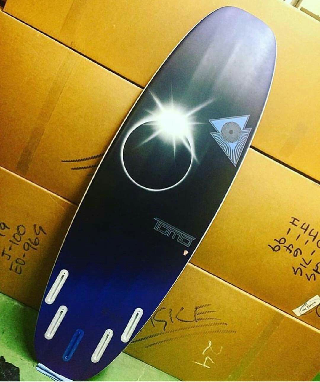 Total eclipse art by @tz_airworks on this @tomo_surfboards Evo by