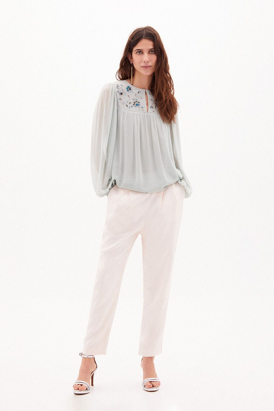 Los pantalones anna de hoss intropia seducen con su look chic. este pantalón satinado presenta una cintura alta, resaltada por un canesú en forma de v, pliegues delanteros y bolsillos italianos. está confeccionado en un hermoso tejido ligeramente brillante que le da ese aspecto elegante y con un aire festivo. pantalón para combinar con una blusa más casual o un total look de noche. pantalón con canesú en v pliegues delanteros bolsillos italianos