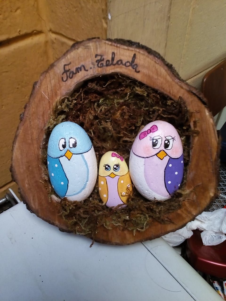 Decoración en madera y piedra, pintura acrílica, familia ...