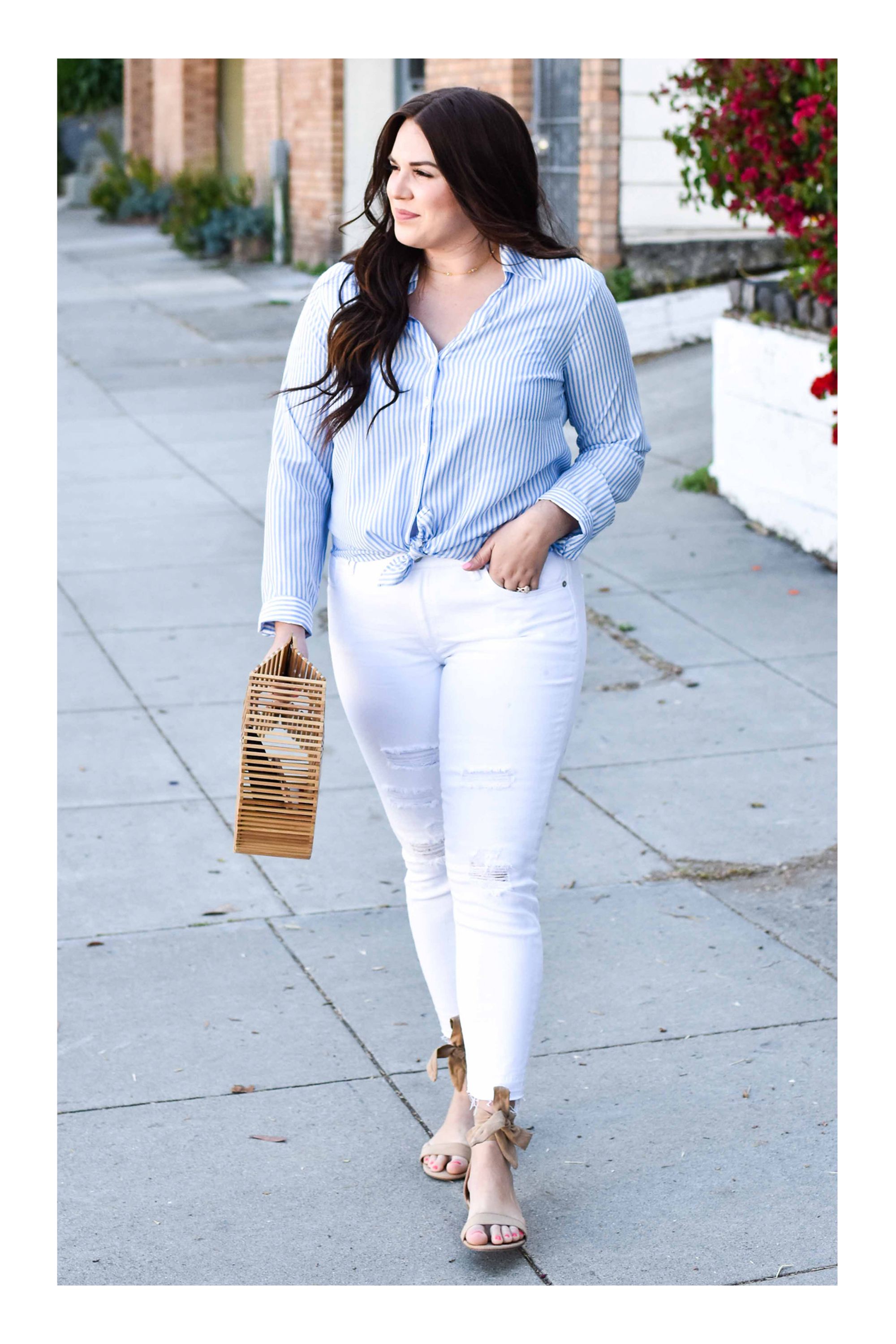 Orgullosamente curvy: Los 7 mejores trucos de moda Tizkka pantalon blanco & camisa roja | Pantalones blancos, Ropa