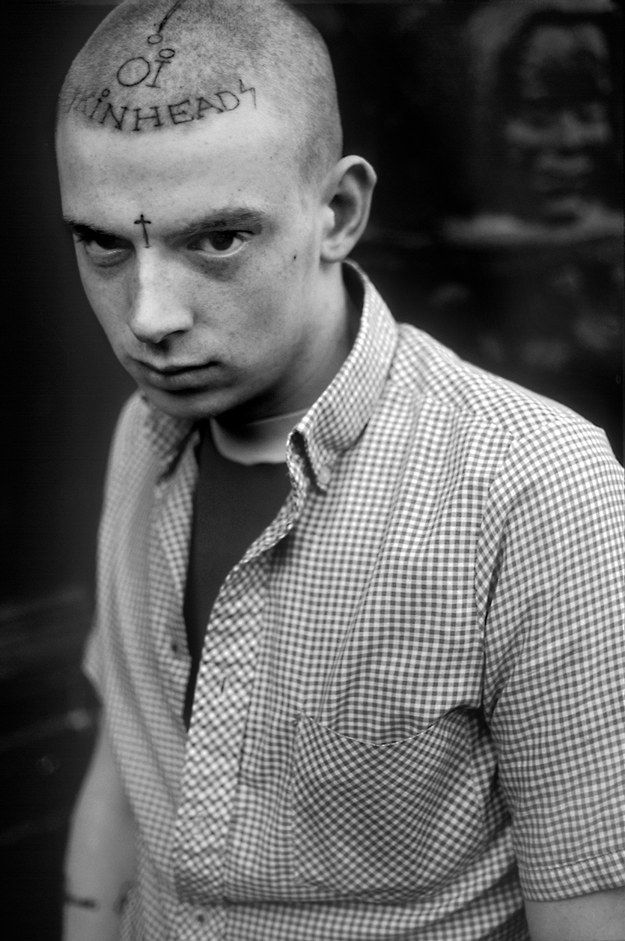 In the late 70s, British photographer Derek Ridgers began hanging around with the skinheads in London's Shoreditch neighborhood. Skinhead Boots, Skinhead Fashion, Punk Fashion, Buzzfeed Life, Mode Punk, Skin Head, Face Tattoos, Tatoos, Young Skin