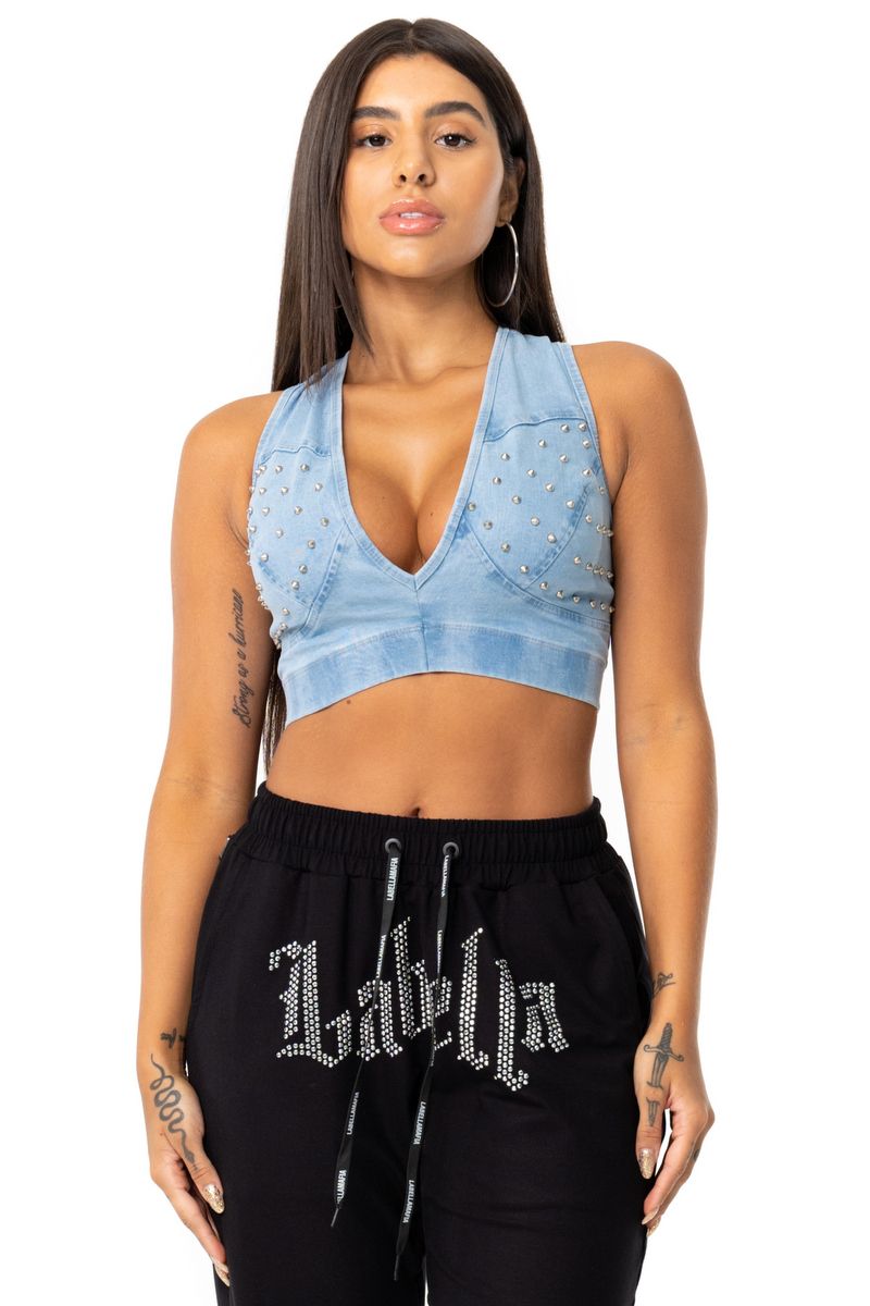 Cropped Denim Labellamafia. Cor azul. Top sem bojo. Alças não reguláveis. Detalhe de spikes na frente. Fechamento de zíper atrás. Escrita na parte de trás. Elástico na barra. Composição: 98% Algodão e 02% Elastano. Foto ilustrativa. Todos direitos reservados. Marca Labellamafia. Coleção Astral. Kaftan, Top Jeans, Top Azul, Spikes, 98, Gym Women, Gym Shorts Womens, Sports Bra, Fitness