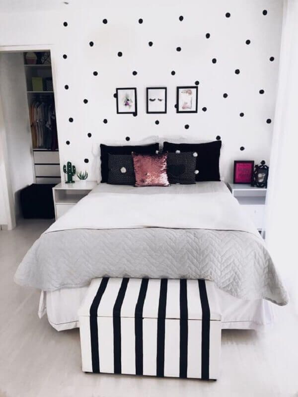 Puff baú além de ser funcional complementa a decoração do quarto simples #quartosimples #quartodesolteiro #quartos #quartodecasal Teen Room Decor, Girl Bedroom Decor, Girls Bedroom, Bedroom Interior, Bedroom Ideas, Master Bedroom, Bedroom Themes, Bedroom Suite, Bedroom Art