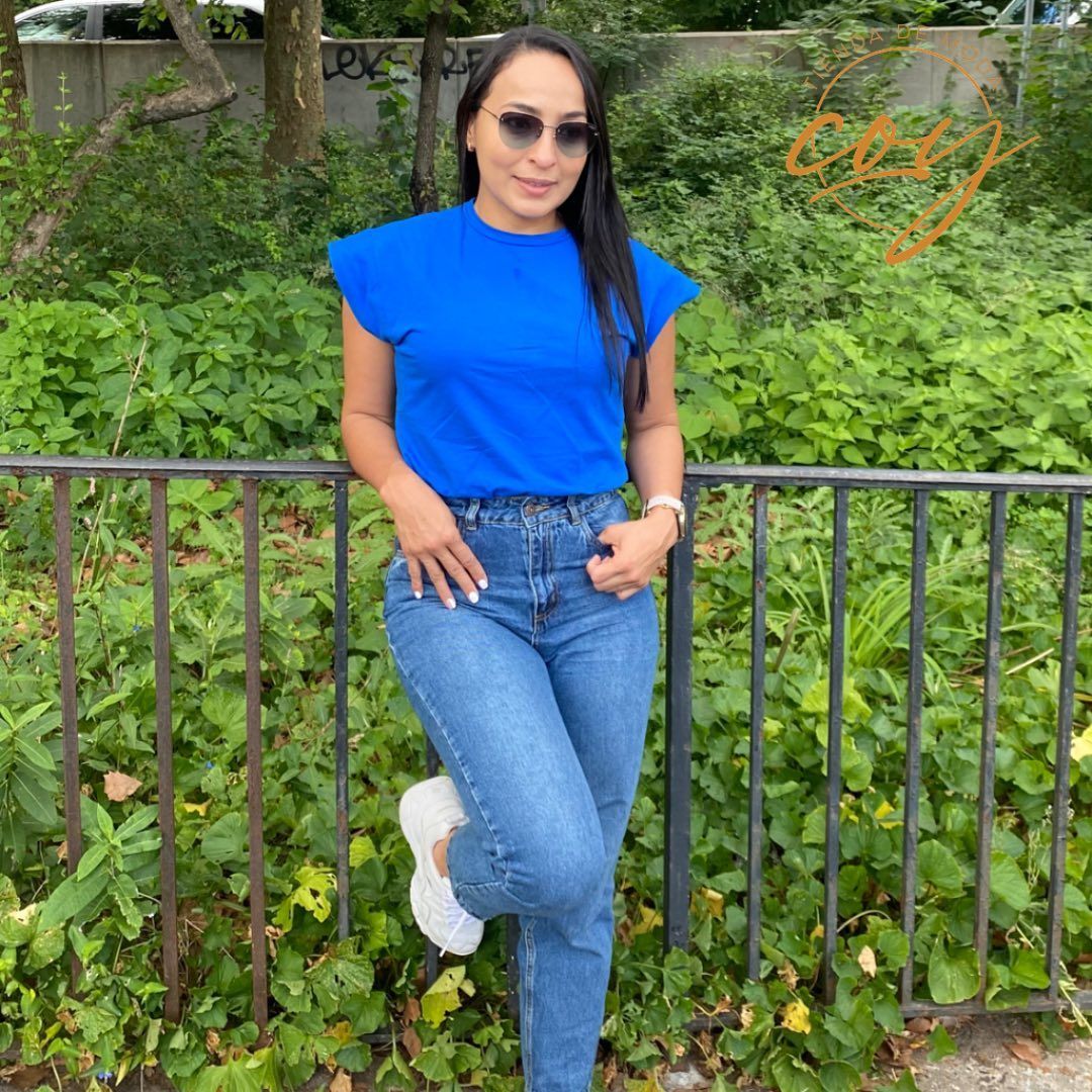 𝓒𝓞𝓨 𝓣𝓲𝓮𝓷𝓭𝓪 𝓭𝓮 𝓜𝓸𝓭𝓪 on Instagram: “Camisa Ref. Lucia $45.000 Personalizamos tú largo!!!! Colores: Blanco Negro Rojo Azul Rey Celeste Tallas: XS, S, M, L Envíos Nacionales…” Photo And Video, Instagram, Black White, Blue Nails, Shirts, Colors