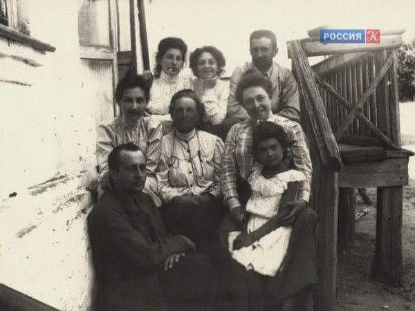 Слева внизу Александр Ильич Зилоти, справа — его жена Вера Павловна Третьякова (дочь основателя галереи) с маленькой Наташей Гучковой. В центре сидит Юлия Аркадьевна Зилоти, над ней, в верхнем ряду В.Ф. Комиссаржевская. Слева от Юлии Аркадьевны ее дочь Варвара Ильинична, мать Наташи. Che Guevara