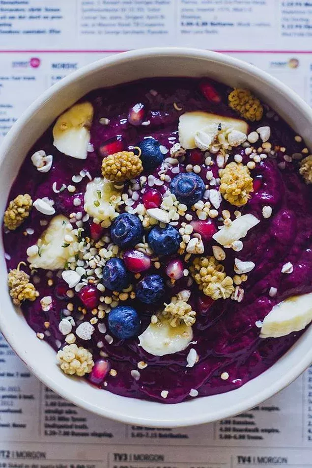 Muz ve mürdüm eriği püresi ile bile böyle güzel renkte yiyecekler ortaya çıkarabilirsiniz. Acai Recipes, Smoothie Recipes, Vegan Recipes, Smoothies, Breakfast Bowls, Healthy Breakfast, Healthy Snacks, Power Breakfast, Breakfast Recipes