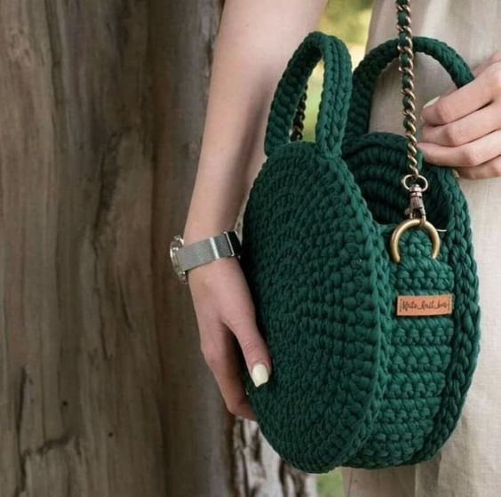 crochet hand bag Bag Crochet, Crochet Backpack, Crochet Bags Purses, Crochet Bag Pattern, Crochet Handbags, Love Crochet, Crochet Crafts, Crochet Clothes, Crochet Stitches