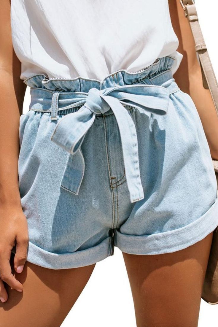 Hellblaue Jeansshorts mit hohem Bund und Gürtel #lightblueshorts