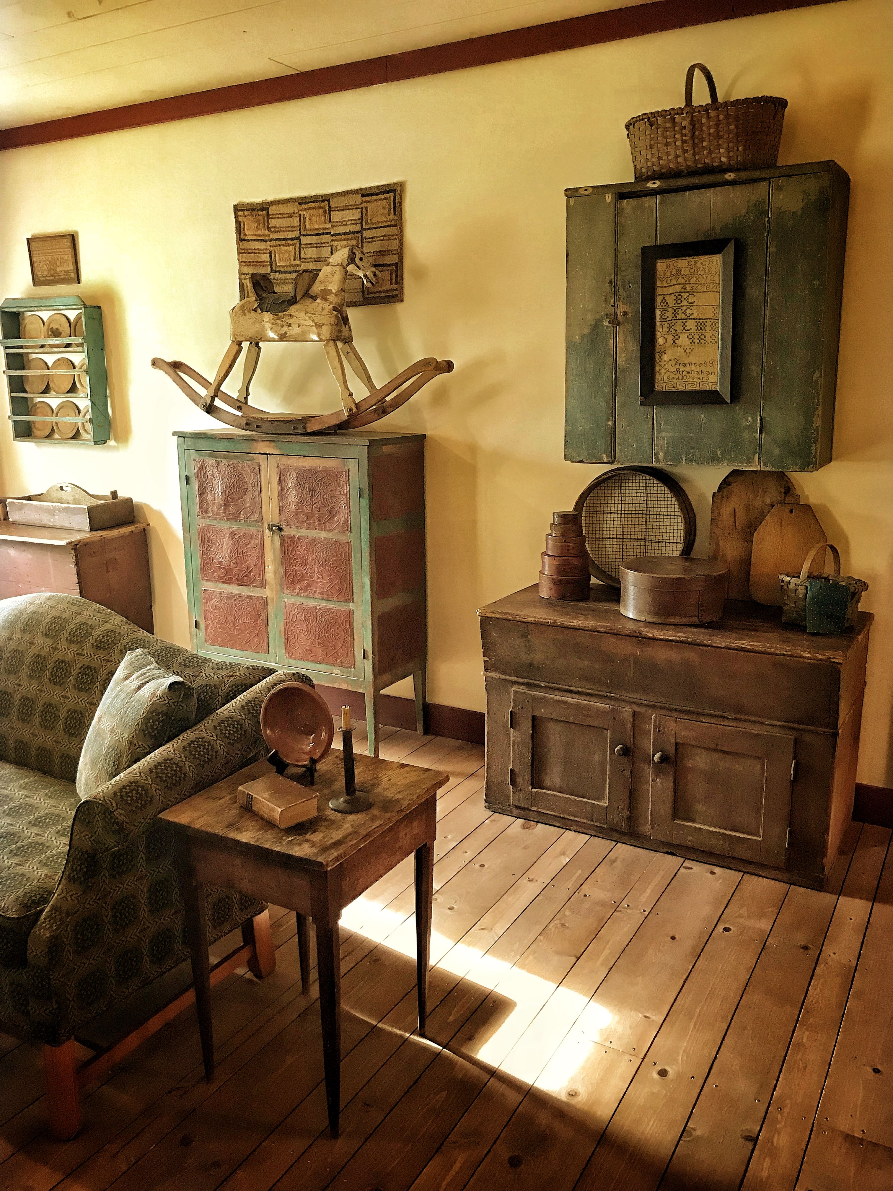 Keeping Room Peace Manor 🌻 Primitive living room, Primitive home