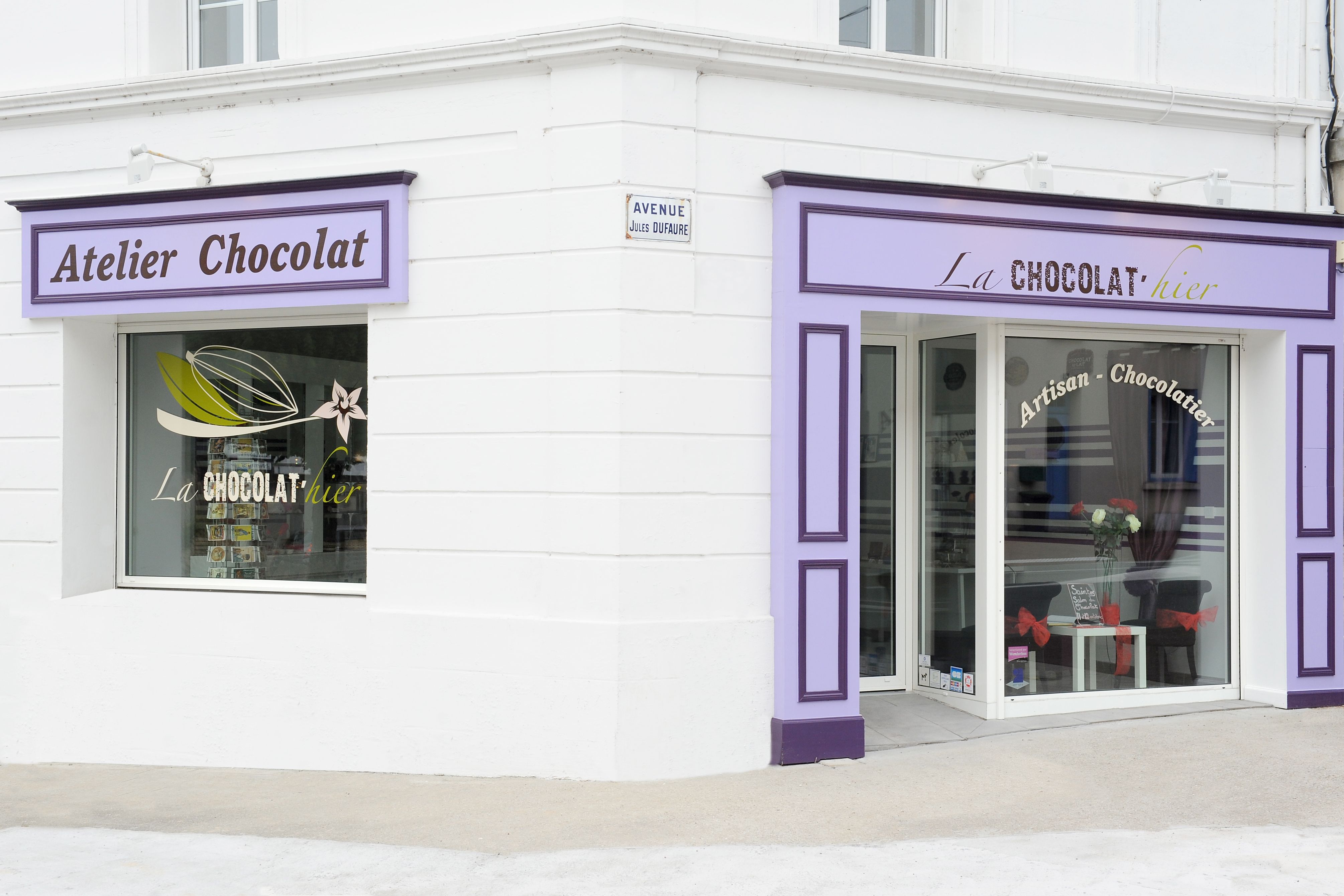 Venez nous voir en magasin pour découvrir toutes nos créations chocolats. Tablettes, pâte à tartiner, ballotins venez dans notre caverne d'Ali Baba ! 23 avenu Jules Dufaure Saintes Ali, Garage Doors, Boutique, Outdoor Decor, Home Decor, Store, Decoration Home, Room Decor, Ant