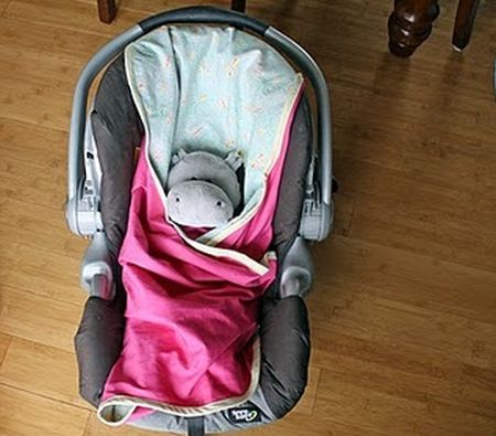 Para deixar a sua criança mais quentinha para passear, invista em cobertor para bebê conforto, que pode ter as cores de sua preferência ou ser estampad Baby Sewing Projects, Sewing For Kids, Diy For Kids, Sewing Tips, Sewing Tutorials, Free Baby Stuff, Diy Baby Stuff, Kid Stuff, Kids Clothes Diy