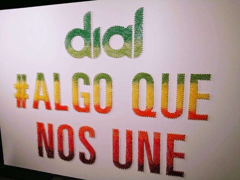 Bombardearte hace su primer hilorama o string art de gran tamaño. Cadena Dial celebró en el Wizink Center Madrid el concierto Vive Dial 2019, así que nos encargaron realizar uno de los photocall del evento usando esta técnica, que consiste en utilizar hilos de colores tensados que se enrollan alrededor de un conjunto de clavos para formar figuras u otros tipos de representaciones. String Art, Madrid, Thread Art, Concert, Chains, Colors
