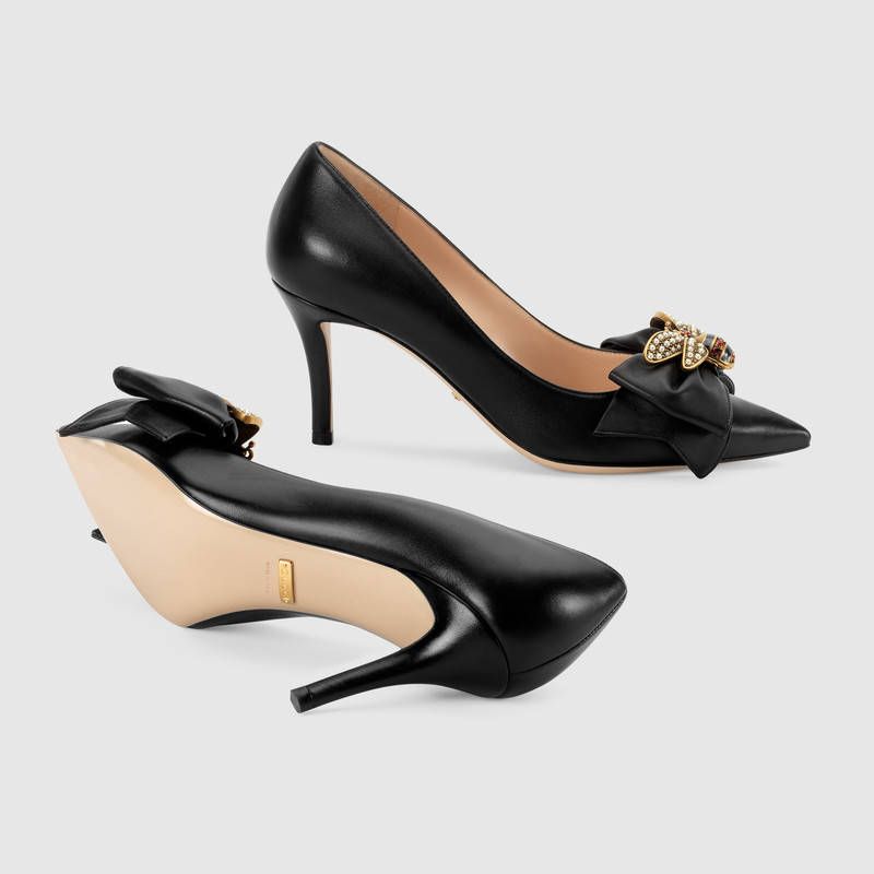 The Leather Mid Heel Pump With Bow By Gucci Point Toe Is Embellished An Oversize Cent Heels Pumps - Gucci Leather Pump With Pearl Bow The Leather Mid Heel Pump With Bow By Gucci Point Toe Is Embellished An Oversize Cent Heels Pumps - Gucci Leather Pump With Pearl Bow
