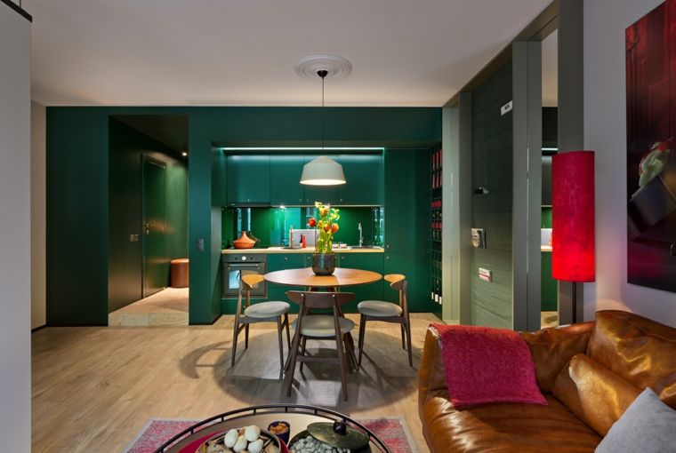 Cucina soggiorno ambiente unico, parete di colore verde, arredamento ... Colore verde pareti