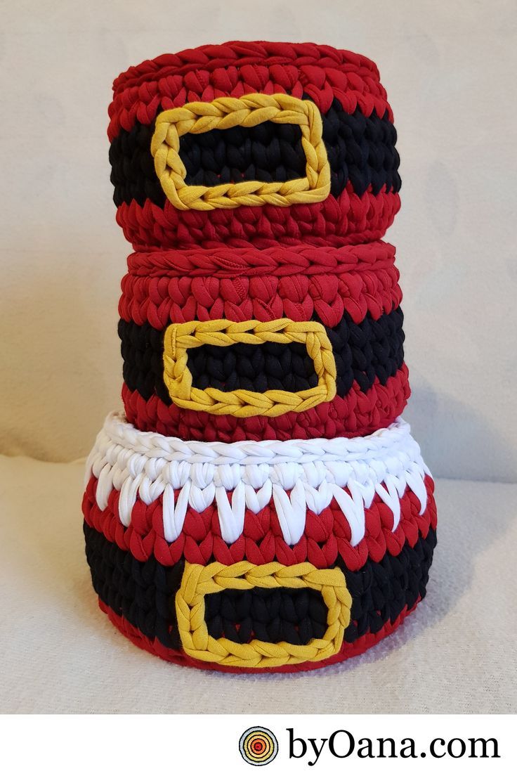 Free crochet pattern, video tutorial for crocheting the Christmas basket. This video tutorial is easy to follow, suitable for beginners and shows all steps to complete the basket. Santa Claus' belt design is suitable for the winter holidays and makes a nice gift for your loved ones. Crochet Santa, Crochet Xmas, Christmas Crochet Patterns, Santa Patterns, Embroidered Christmas Stockings, Christmas Stockings Personalized, Crochet Christmas Gifts, Christmas Crafts, Mary Christmas