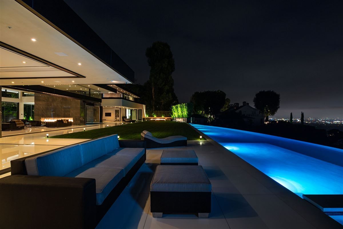 This Modern Masterpiece With Best Views In Bel Air And Auto Gallery Is For Sale Modern Mansion Interior Luxury Homes Dream Houses Mansion Interior
